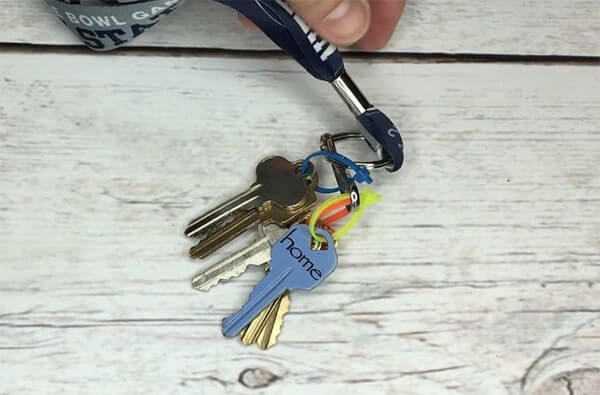 Móc chìa khóa từ dây rút nhựa